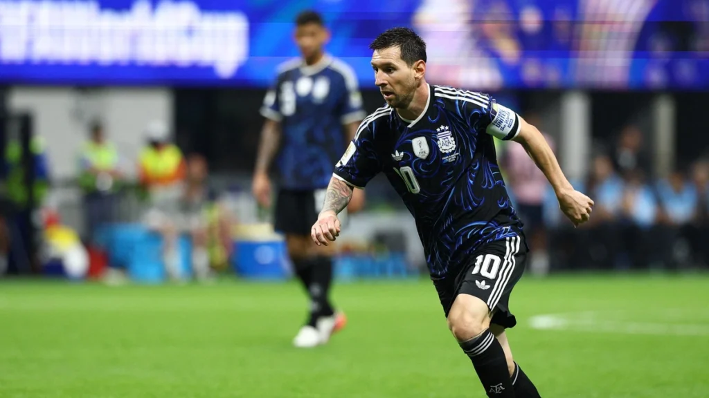 Tin hot: Vì sao Messi thích chuyền bóng chéo sân?