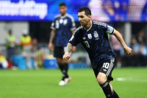 Vì sao Messi thích chuyền bóng chéo sân?