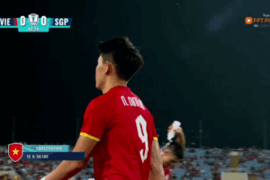 HLV Kim Sang-sik khó chịu với Đình Bắc