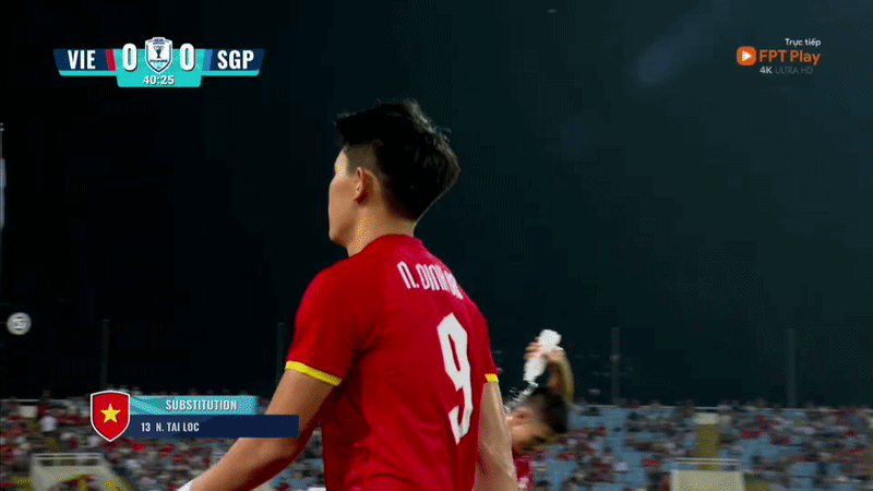 HLV Kim Sang-sik khó chịu với Đình Bắc