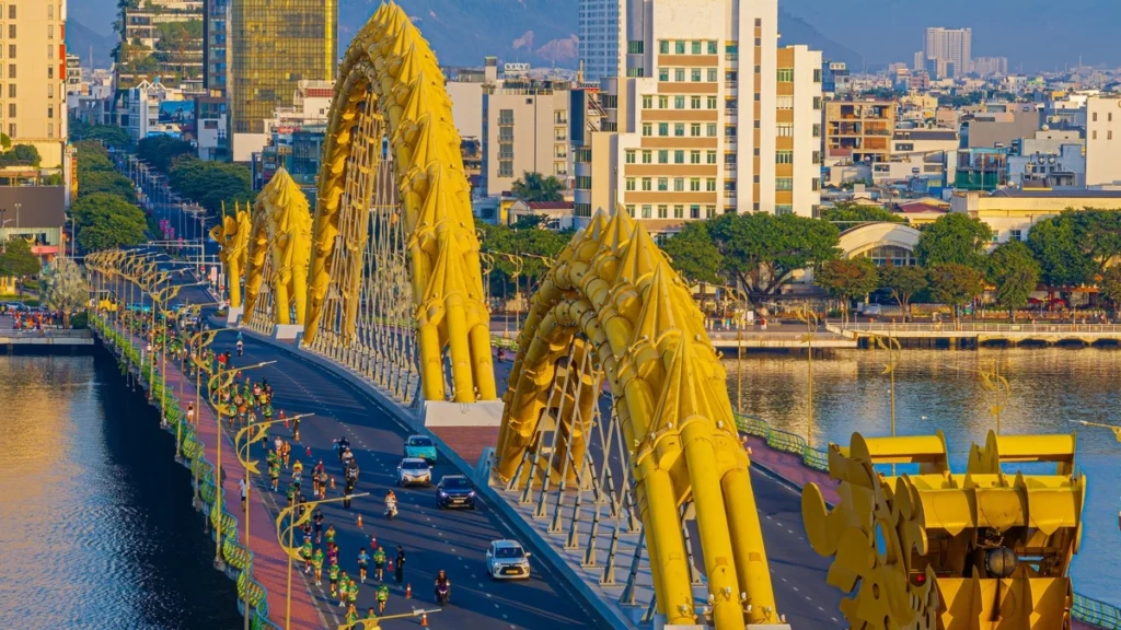 Tin yêu bóng đá: Bình minh Đà Nẵng qua bước chạy 13.000 runner VnExpress Marathon