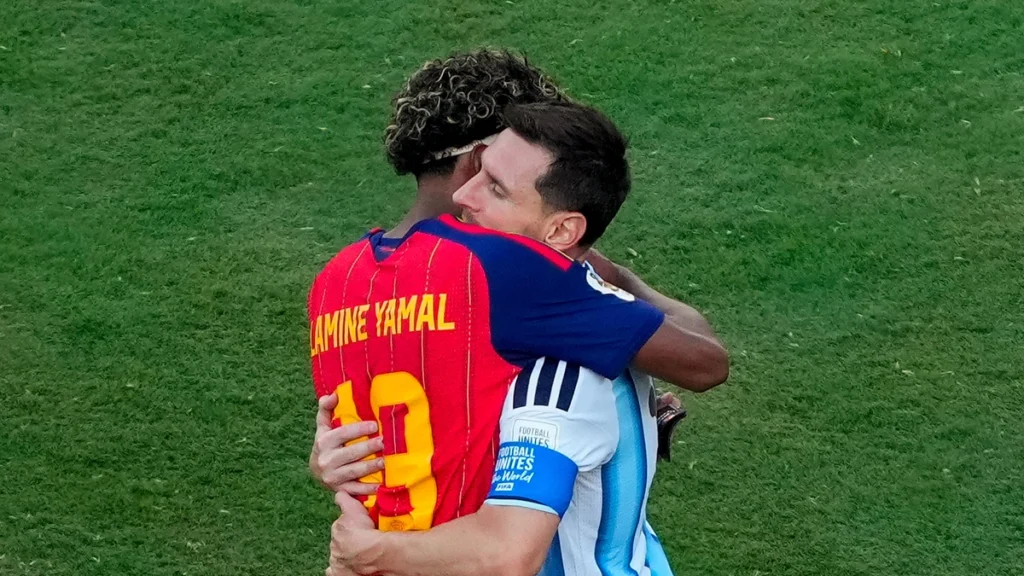 Tin hot: Yamal an ủi Messi sau khi vô địch World Cup 2026