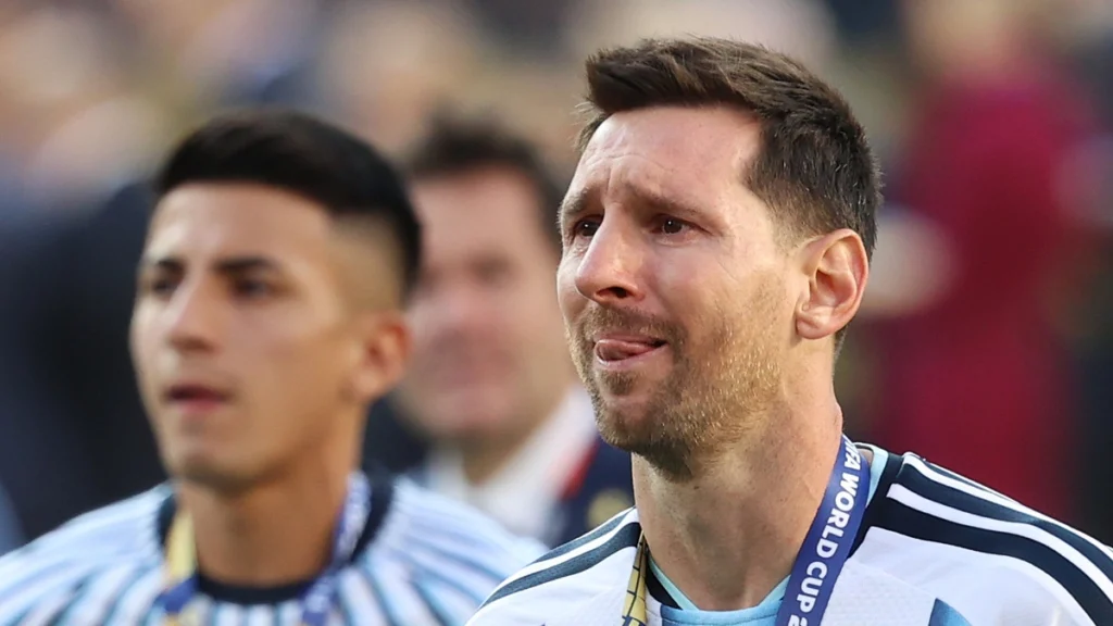 Tin yêu bóng đá: Messi khóc khi Tây Ban Nha nâng Cup vàng