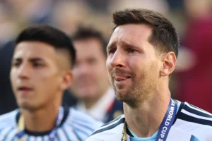 Messi khóc khi Tây Ban Nha nâng Cup vàng