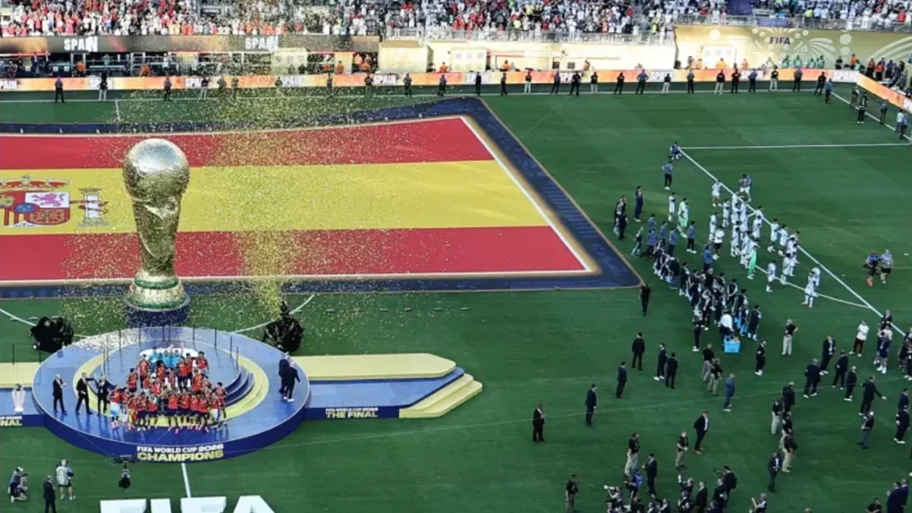 Tin bóng đá mới nhất: Argentina bị chỉ trích vì quay lưng khi Tây Ban Nha nâng Cup