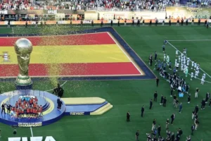 Argentina bị chỉ trích vì quay lưng khi Tây Ban Nha nâng Cup