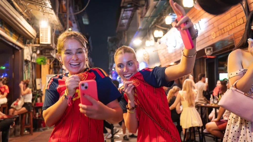 Tin yêu bóng đá: Xuyên đêm cổ vũ trận chung kết World Cup 2026