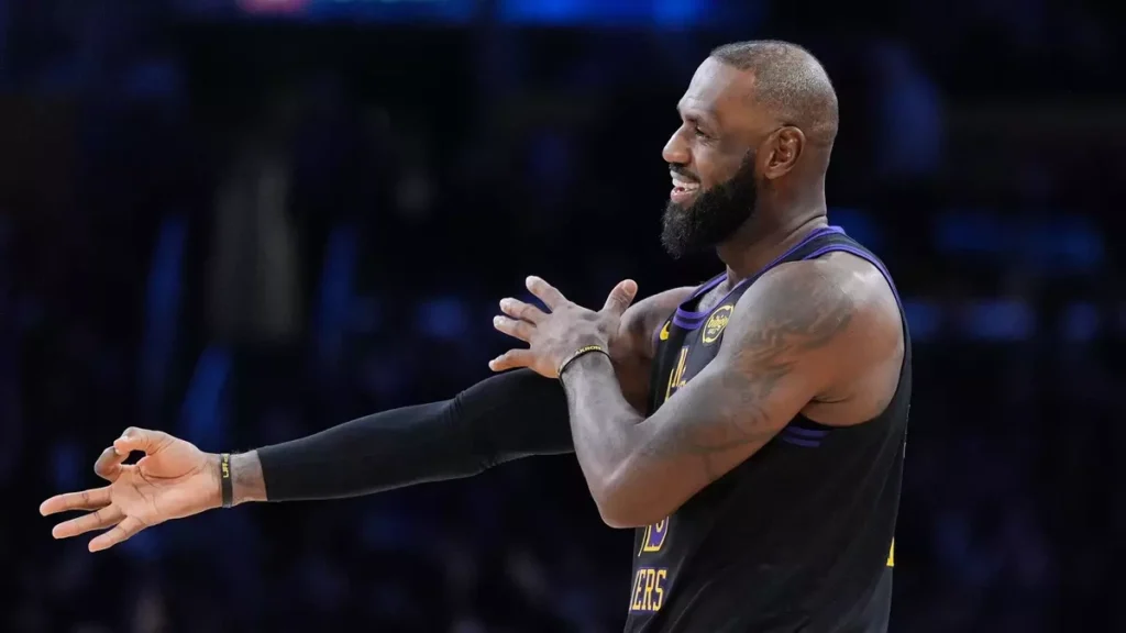 Tin bóng đá mới nhất: LeBron James giảm gần 93% lương