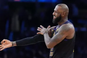 LeBron James giảm gần 93% lương