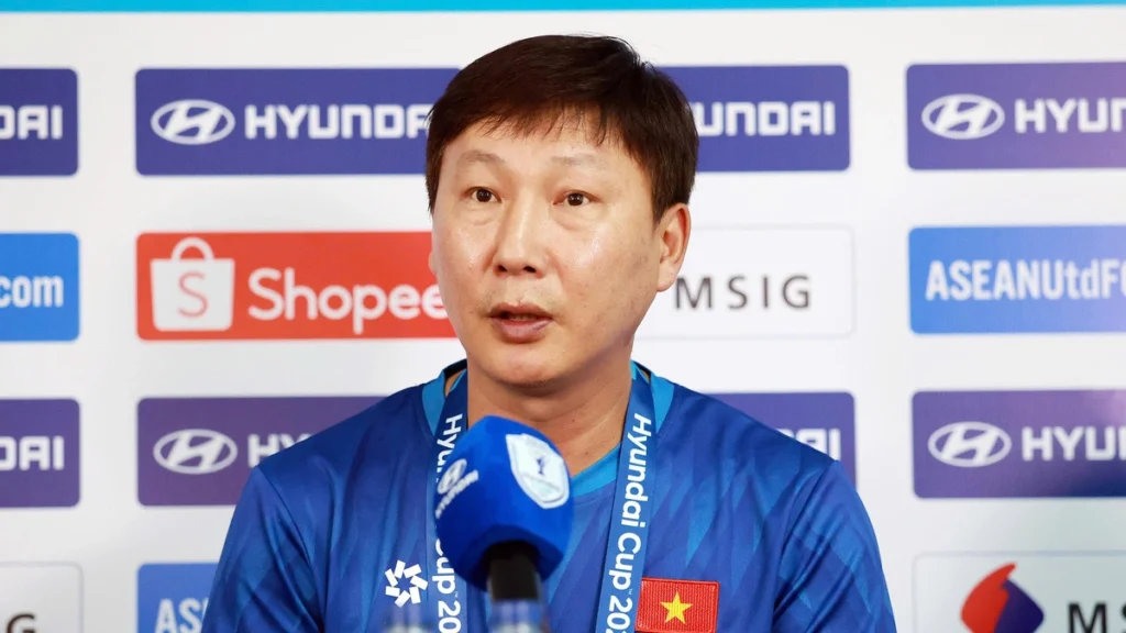 HLV Kim: ‘Quang Hải đá cặp với Hoàng Đức ở tuyến giữa là điểm yếu’