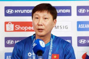 HLV Kim: ‘Quang Hải đá cặp với Hoàng Đức ở tuyến giữa là điểm yếu’