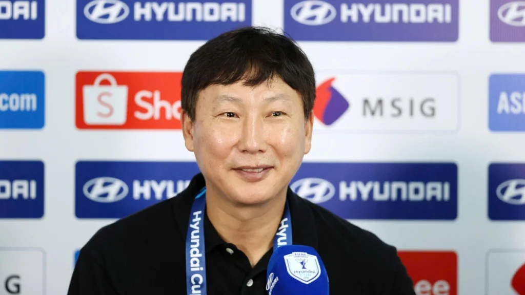 HLV Kim Sang-sik: ‘Tôi nhắn vợ vứt hết áo trắng trong tủ’