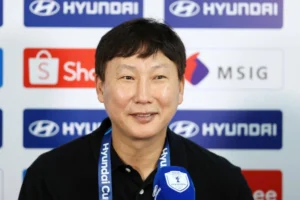 HLV Kim Sang-sik: ‘Tôi nhắn vợ vứt hết áo trắng trong tủ’