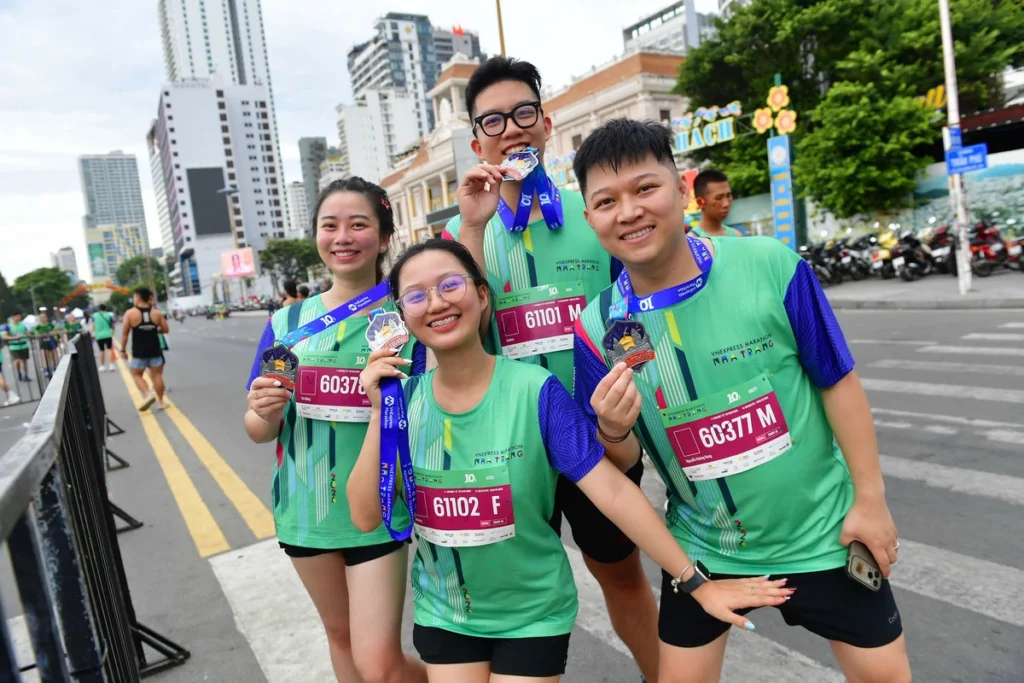 Runner rạng rỡ check-in cùng huy chương VnExpress Marathon Nha Trang 2026