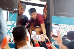 Đình Bắc và đồng đội được chào đón khi đến Indonesia