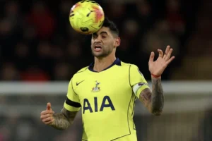 Trung vệ Tottenham muốn tới Arsenal