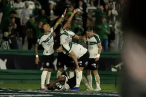 Cầu thủ rơi xuống hầm khi ăn mừng bàn thắng ở Brazil