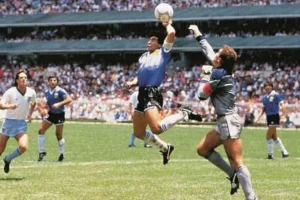 Quả bóng ‘Bàn tay của Chúa’ của Diego Maradona được bán đấu giá 3,35 triệu USD