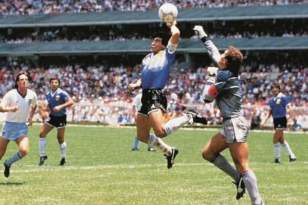 Quả bóng ‘Bàn tay của Chúa’ của Diego Maradona được bán đấu giá 3,35 triệu USD