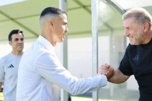 Ronaldo rút ngắn kỳ nghỉ để gặp tân HLV Postecoglu