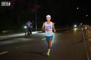 Hoàng Nguyên Thanh vượt gió giật cấp 6 để vô địch VnExpress Marathon Vũng Tàu