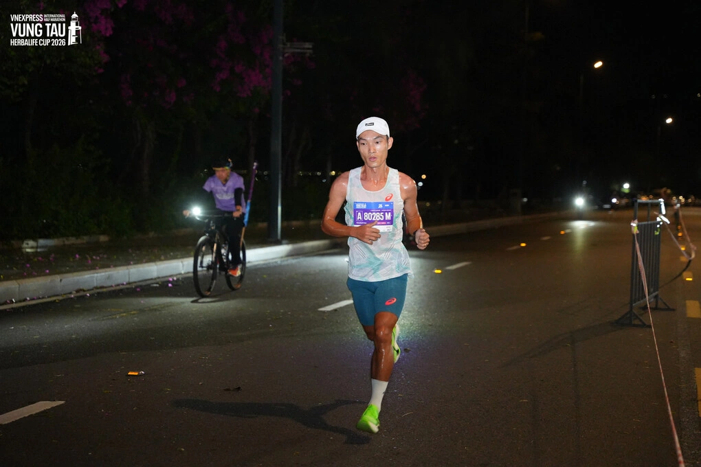 Hoàng Nguyên Thanh vượt gió giật cấp 6 để vô địch VnExpress Marathon Vũng Tàu
