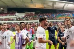 Cầu thủ Indonesia bị tát khi tranh cãi với CĐV ở ASEAN Cup