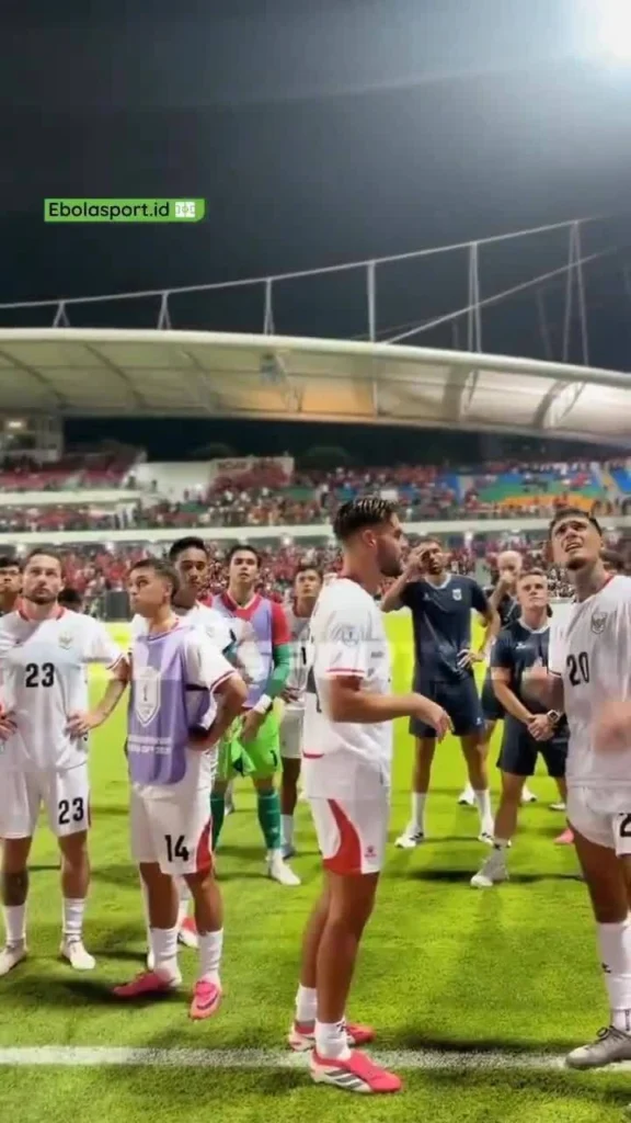 Cầu thủ Indonesia bị tát khi tranh cãi với CĐV ở ASEAN Cup