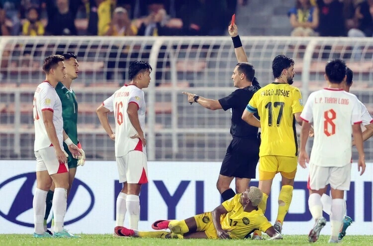 Patrik Lê Giang gửi lời cảm ơn VAR sau trận thắng Malaysia tại ASEAN Cup 2026