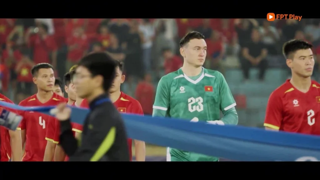 Lý giải màn ăn mừng tháo vương miện của tiền đạo Nguyễn Xuân Son