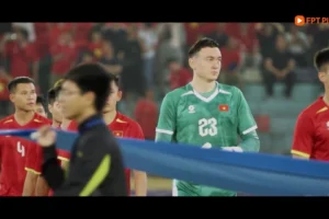 Lý giải màn ăn mừng tháo vương miện của tiền đạo Nguyễn Xuân Son