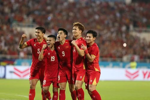 Thái Lan 0-2 Việt Nam: Kim Sang Sik thắng trên bàn cờ chiến thuật, Hai Long và Quang Hải kết liễu Rajamangala