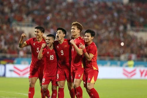 Thái Lan 0-2 Việt Nam: Kim Sang Sik thắng trên bàn cờ chiến thuật, Hai Long và Quang Hải kết liễu Rajamangala
