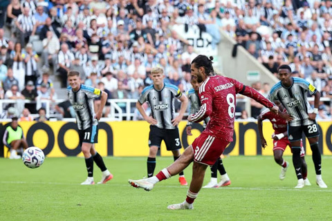 Newcastle 2-2 Liverpool: Quả penalty phút 90+9 cứu Iraola, nhưng Liverpool đã lộ vấn đề gì?