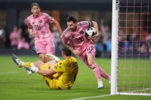 Messi tỏa sáng ở trận đầu sau World Cup