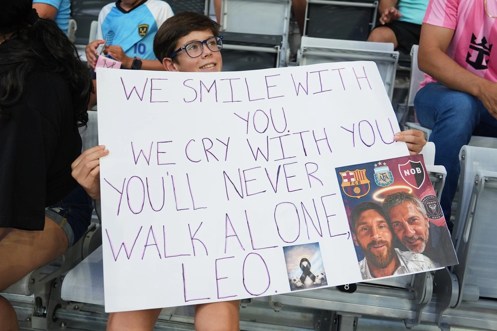 Messi được đồng đội tri ân sau khi mất bố