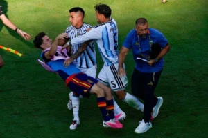 Trọng tài nhờ Messi kiềm chế đồng đội ở chung kết World Cup 2026
