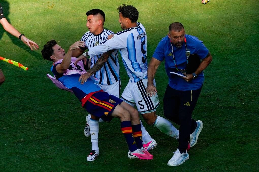 Trọng tài nhờ Messi kiềm chế đồng đội ở chung kết World Cup 2026