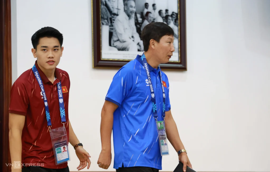 HLV Kim Sang-sik phản ứng bất ngờ về lợi thế trước chung kết lượt về gặp Thái Lan