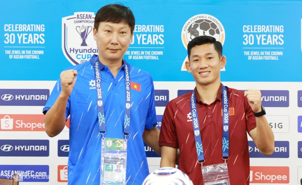HLV Kim bắt chước màn ăn mừng của Hai Long