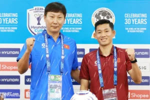 HLV Kim bắt chước màn ăn mừng của Hai Long