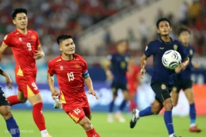 Trung vệ Thành Chung bênh vực Quang Hải