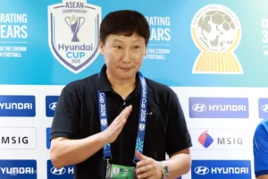 HLV Kim Sang-sik hài hước lo lắng cảnh tắc đường sau chức vô địch ASEAN Cup 2026