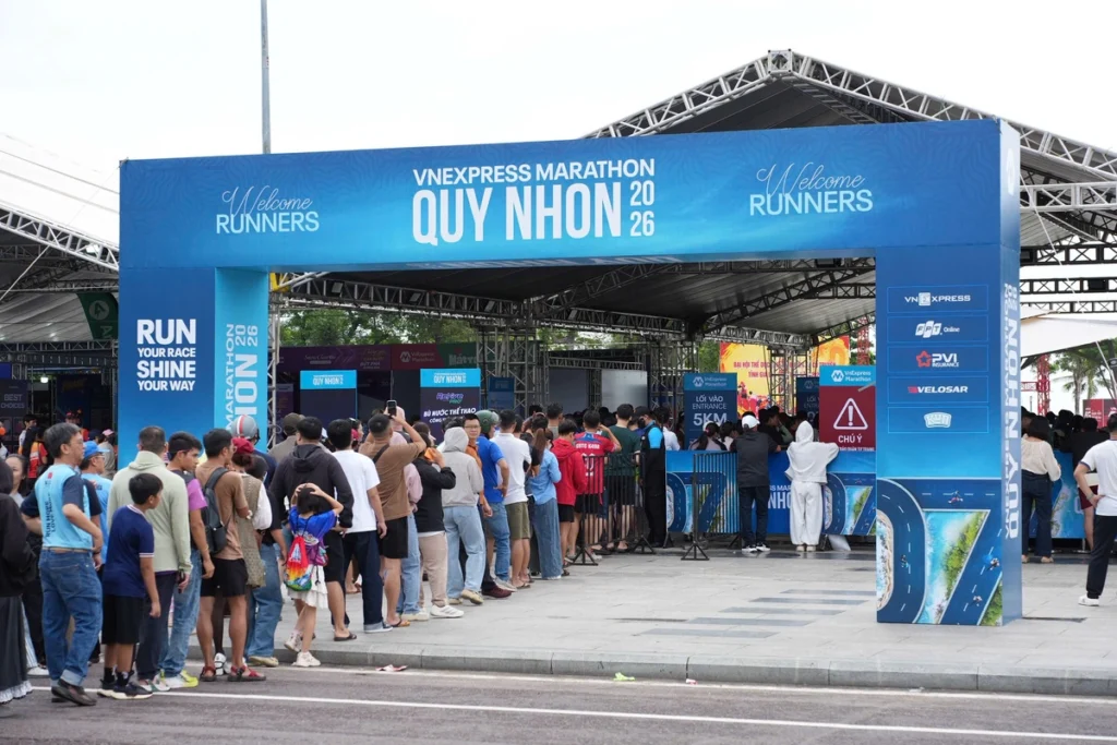 Runner xếp hàng nhận Bib VnExpress Marathon Quy Nhơn mùa 7 trong không khí náo nhiệt