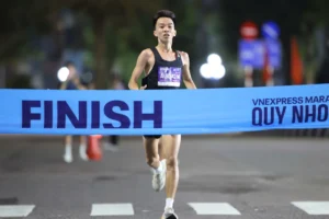 Lê Đình Tường và Đoàn Thu Hằng đăng quang tại VnExpress Marathon Quy Nhơn 2026