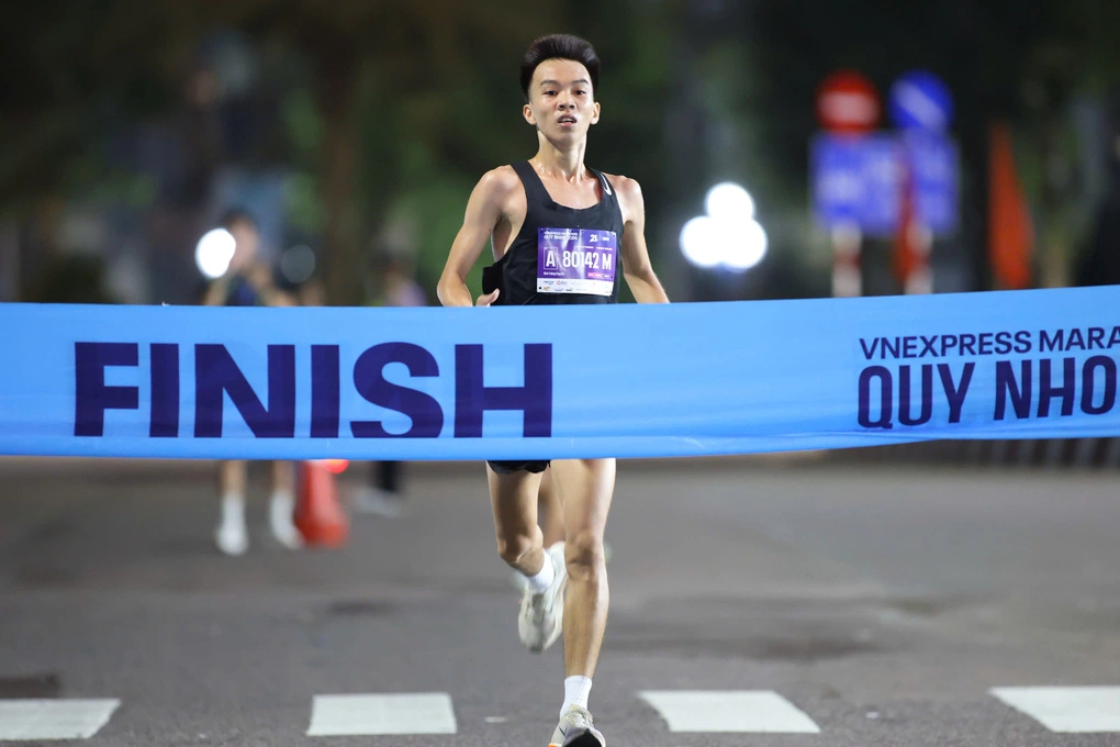 Lê Đình Tường và Đoàn Thu Hằng đăng quang tại VnExpress Marathon Quy Nhơn 2026