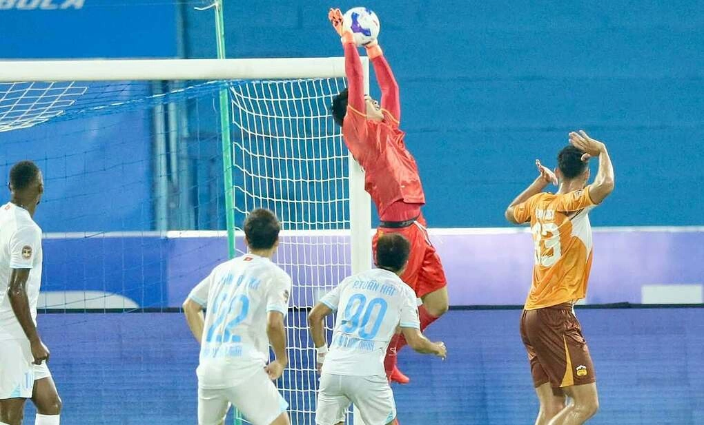 HAGL thảm bại 0-4 trước Nam Định ở ngày ra quân V-League 2026-2027