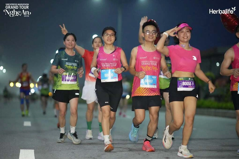 Runner Tuệ An dẫn tốc VnExpress Marathon Nghệ An sau 24 năm xa quê