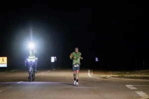 VĐV Phil Gore hoàn thành thử thách chạy hơn 1.000 km trong một tuần