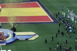 Lý do tiền đạo Flaco Lopez là cầu thủ Argentina duy nhất đứng nhìn Tây Ban Nha nâng Cup